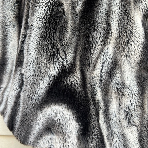 Tahari black/gray/white zebra pattern faux fur vest, waist tie, snap closure, M - Picture 10 of 11